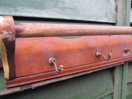 Brocante houten rekje met handdoekstang