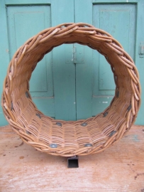 Oude brocante rieten korfbalkorf