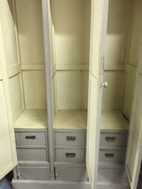 Oude houten lockerkast 3 deurs