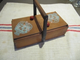 Nice little brocante sewing box with accessories