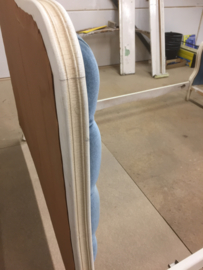 Antiek Frans houten bed mooi gedecoreerd met fluweel.
