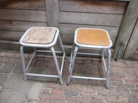 Mooi oud vintage krukje met houten zitting