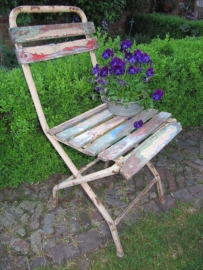 Oude metalen terrasstoel met leuke kleurtjes