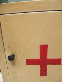 Oud brocante metalen medicijn kastje