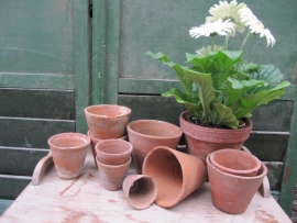 Oude handgevormde Terracotta potten in diversen formaten set van 10 stuks