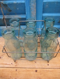 Brocante rekje met 6 oude melkflesjes