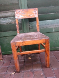 Heel oud klein houten stoeltje
