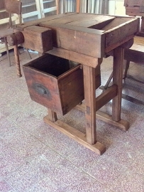 Oude kleine werkbank