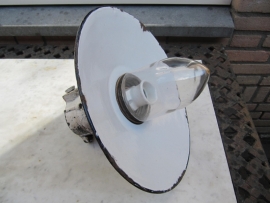 Oude brocante lamp met glas en een emaille kap