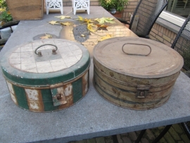 Oud brocante rond groot blik.