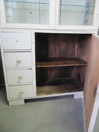 Oude witte apothekerskast