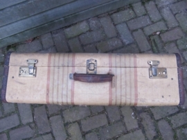 Oude grote brocante koffer met koperensluitingen