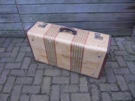 Oude grote brocante koffer met koperensluitingen