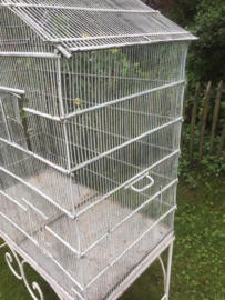Antieke Franse vogelkooi met smeedijzeren onderstel