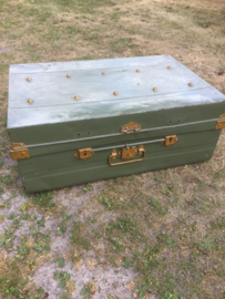 Oude grote metalen kist