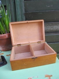 Brocante houten kistje met twee vakken