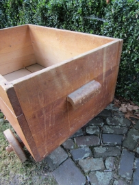 Antieke houten kist op wielen