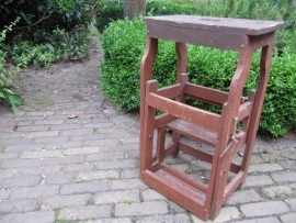 Heel oud houten inklapbaar bibliotheektrapje