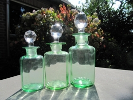 Glazen lichtgroene flesjes met facetgeslepen glazen stop.