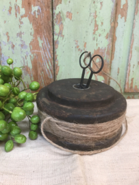 Houten spoel met touw en schaartje