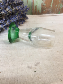 Oud glaasje op groene voet