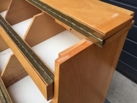 Vintage houten kast op wielen