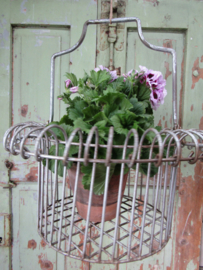 Oude metalen mand met hengsel