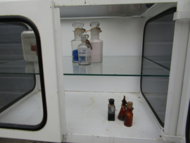 Oude metalen vitrine / apothekers kast