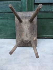 Mooi houten breed krukje