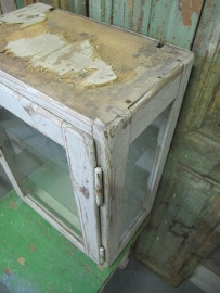 Vitrine kastje met glazen planken