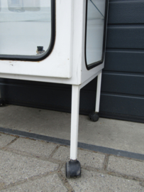 Oude metalen vitrine / apothekers kast
