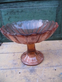 Brocante glazen roze schaal op voet.