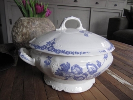 Gave tureen Maestrichts pottery series Nemone