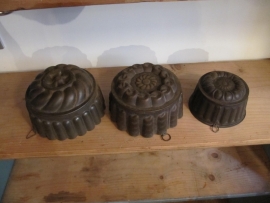Antieke Franse bakvorm met bloemmotief en ophangoogje
