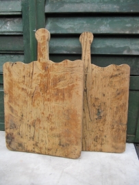 Beautiful angular cutting board with nice handle.