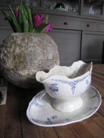 Sauceboat on fixed dish Maestrichts pottery series Nemone