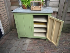 Oud grenen kastje met zinken blad.