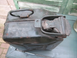 Brocante metalen groene jerrycan klein model