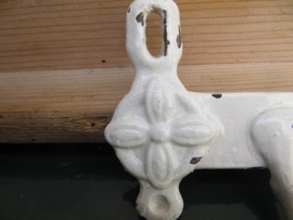 Antiek Frans geklonken metalen kapstokje met 2 haken.