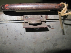 Oude degelijke zinkleurige metalen kist