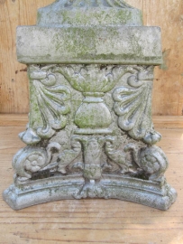 Set van 2 oude metalen brocante tuinvazen op sokkel