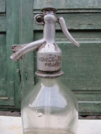 Oude blank glazen spuitfles van 0,5 liter met inscriptie
