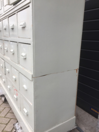 Brocante ladenkast uit oude school