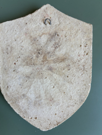 Betonnen schild met Occitaans kruis