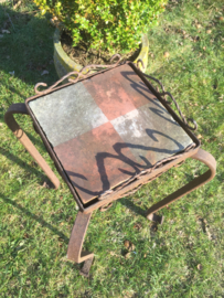Brocant metalen tafeltje met tegel