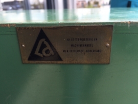 Industriële smalle (letter)kast