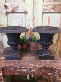 Set brocante gietijzeren tuinvazen