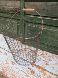 Leuke metalen mand met hengsel