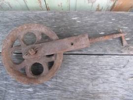 Oude metalen katrol