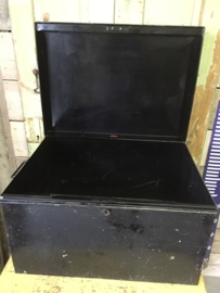 Oude metalen kist